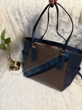 Michael Kors Voyager Tote in navy multi features adjustable shoulder straps